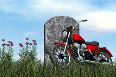 Un motard enterré... avec sa moto !