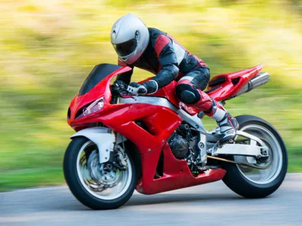 Les motards adoptent souvent des comportements à haut risque sur nos routes